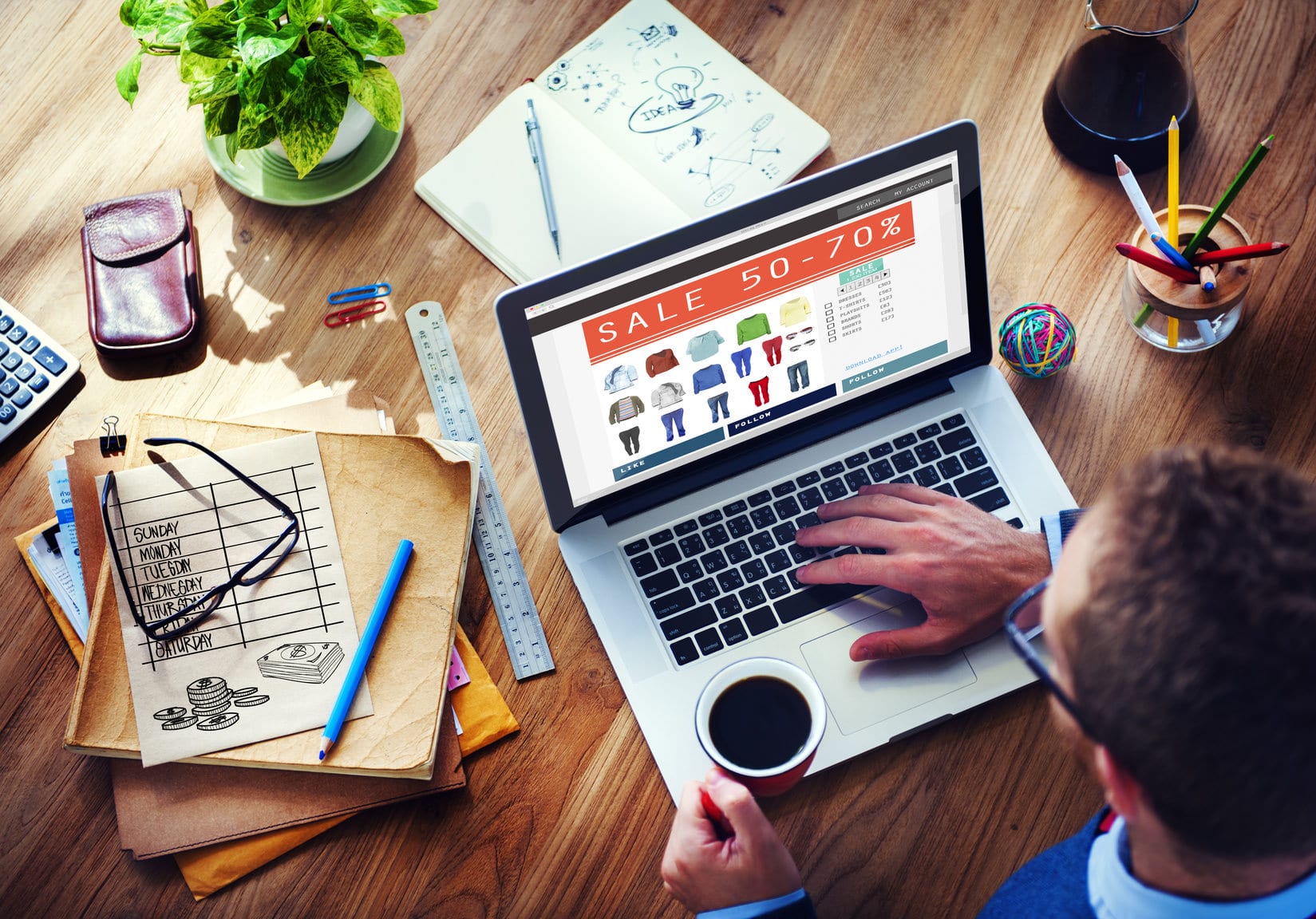 Persona aplicando estrategías de marketing efectivas para mejorar ventas en internet
