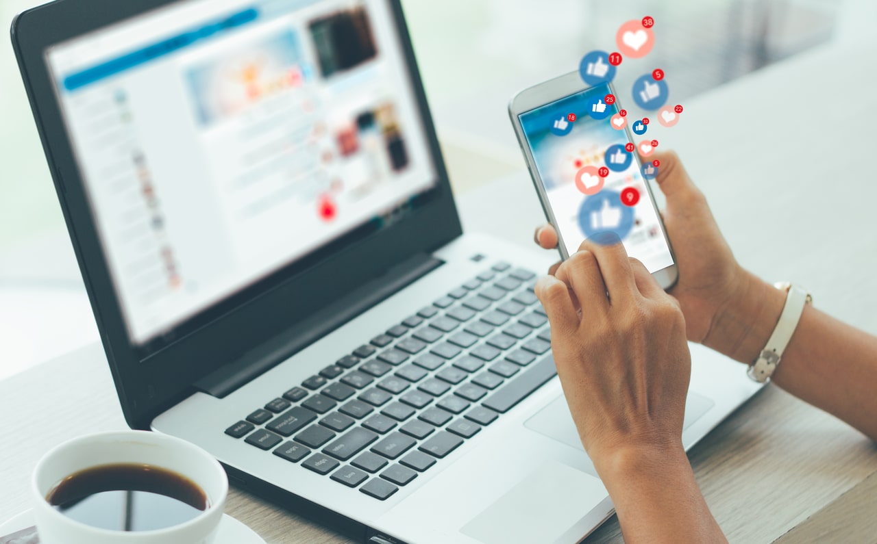 Persona usando su celular para gestionar sus redes sociales